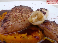 Foie gras poêlé, potimarron au grué de cacao, sauce balsamique/xocopili, cigare à la châtaigne