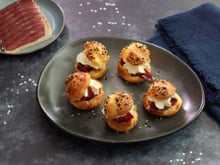 Mini choux au sésame farci au Magret fumé, confiture de figue et chantilly au curry