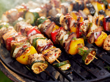 Brochettes de poulet au barbecue : ajoutez cet ingrédient dans la marinade pour que la viande reste ultra-tendre