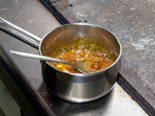 Avec l’astuce de ce chef, vous ne brûlerez plus jamais votre caramel dans la casserole !