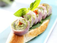 Roulé de chèvre et pesto en bruschetta