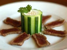 Tataki de bœuf et son sésame de concombre au raifort