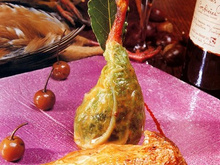 Perdreaux pâtes rouges aux griottines, suprêmes sur leur carcasse et cuisse aux châtaignes en feuille de chou.