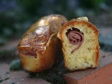 Cake printanier aux oignons nouveaux, spirale de coppa