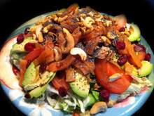 Voici l'Eté! Maxi salade saumon, thon, avocat et noix de pécan!