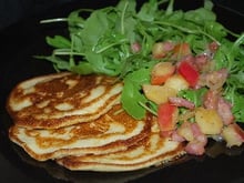 Blinis au roquefort, roquette aux lardons et aux pommes