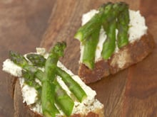 Les tartines d'asperges vertes