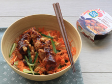 Brochettes de porc au caramel et crudités façon bo bun