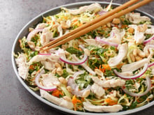 Salade de poulet à la vietnamienne : François-Régis Gaudry partage la recette pour laquelle il a eu un “coup de foudre”