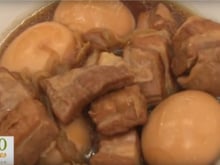 Poitrine de porc au caramel mijoté avec des œufs