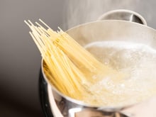 L'erreur que l'on fait tous avec l'eau des pâtes et qui gâche la sauce