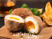 “C’est méga gourmand” : Whoogy’s dévoile sa technique pour faire des scotch eggs, une recette d’oeufs qui change !
