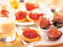 Mini-feuilletés au jambon sec, tomates grillées et copeaux de fromage de chèvre