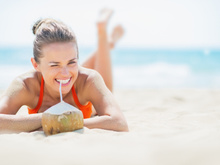 5 bonnes raisons de se mettre à l'eau de coco cet été