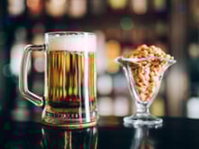 Savez-vous vraiment pourquoi on mange des cacahuètes à l’apéro ?