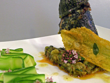 Courgette farcie au vert, fleurs en tempura