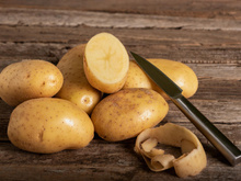 Saviez-vous que garder la peau des pommes de terre avant la cuisson n’était pas une si bonne idée ?