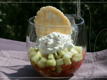 Verrine de tomates, concombre et pignons de pin à la mousse de ricotta
