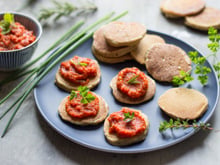 Blinis de sarrasin au délice de tomates séchées