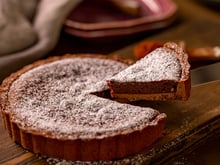 Tarte brownie : la recette qui allie pâte sablée et fondant au chocolat pour un dessert irrésistible