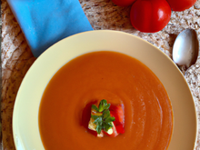 Soupe de tomates avec des morceaux de pommes de terre