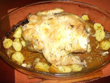 Poulet au four aux herbes sur lit de pommes de terres