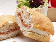 Ciabatta au jambon de Parme, tomates séchées et mozarella