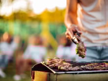 Barbecue : maîtrisez la cuisson des viandes avec nos 8 astuces