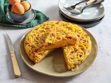 Parfaite pour le dimanche soir, cette frittata façon carbonara va devenir un classique de votre répertoire de recettes