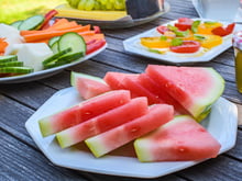 Oubliez la pastèque : ces 3 aliments sous-cotés sont de véritables bombes d'eau pour affronter la canicule