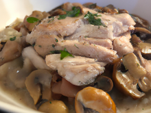 Chapon au lard et aux pleurotes