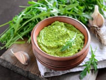 Plus économique, facile à faire et tout aussi bon, voici notre alternative du pesto au basilic !