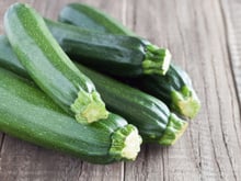 Courgette : crue ou cuite, quelle est la meilleure façon de la consommer pour profiter de ses bienfaits ?