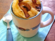 Mug cake salé aux lardons et aux champignons