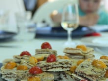 Focaccia marbrée aux olives et aux tomates