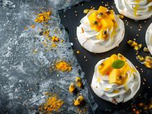 "Toute simple à réaliser" : Christophe Michalak livre sa recette de Pavlova exotique aussi belle qu’en boutique !