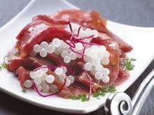Perles des sous bois, carpaccio de bœuf et pousses de betterave