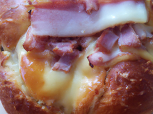 Pain brioché au lardon et emmental