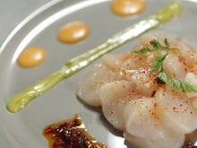 Saint-Jacques raidies, tartare d'avocat et papaye au piment d'espelette