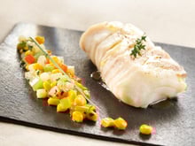 Dos de cabillaud à la vapeur et ratatouille de maïs