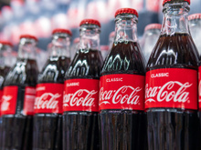 Vous ne verrez plus le Coca pareil après avoir vu l’astuce de Juan Arbelaez pour sa poêle brûlée