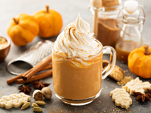 Voici comment reproduire la boisson de cet automne, un pumpkin spice latte comme chez Starbucks !