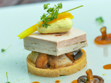 Terrine de foie gras, truite fumée, champignons et poires