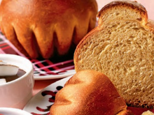 Brioche et son petit pot de crème au chocolat