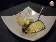 Mousse de mangue en coque de chocolat surprise