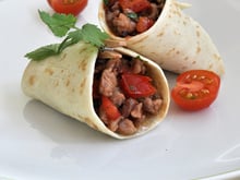 Petits chaussons de tortillas à l'agneau, tomate, oignon rouge et coriandre