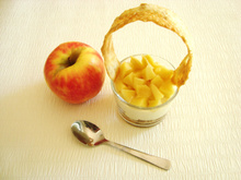 Verrine de pommes caramélisées, mousse de miel sur lit de macarons