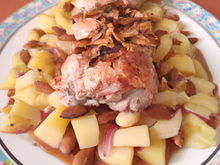 Chapon aux pommes, au boudin et aux amandes