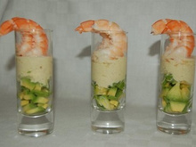 Verrines d'avocat, crème de gingembre et crevettes