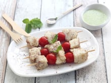 Brochettes de poisson, chutney à la coriandre